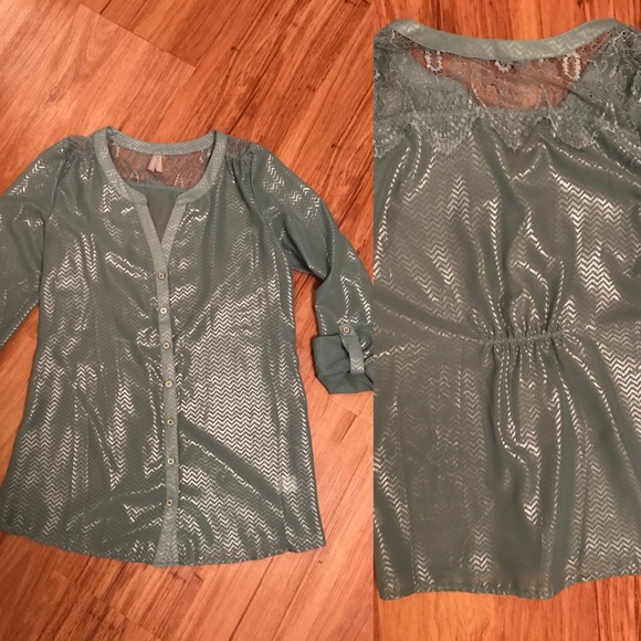 Tops - Picture 2 of 2